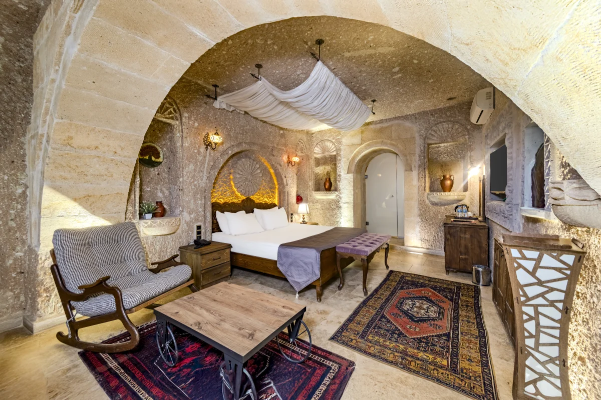 104 - Şömineli ve Jakuzili Balayı Mağara Odası